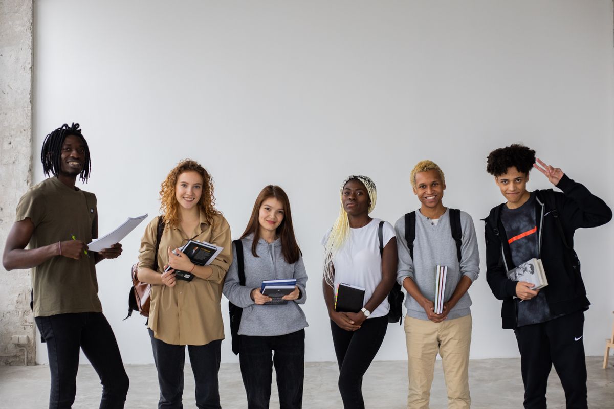 Estudantes de high school de diferentes etnias no exterior